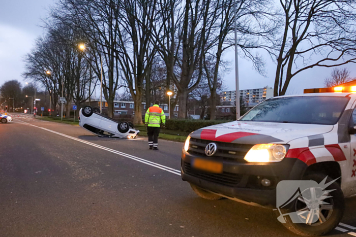 Automobilist belandt op de kop