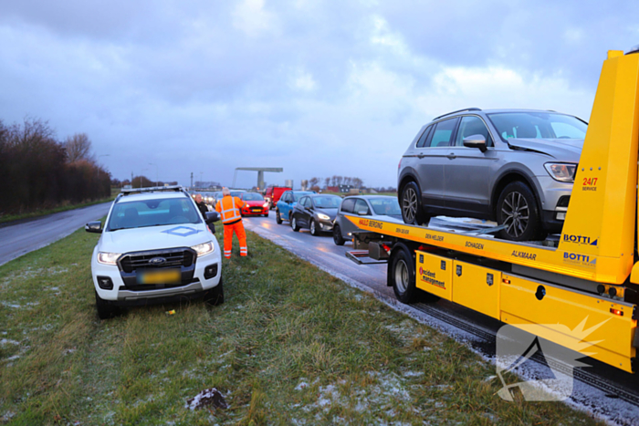 Kop-staartbotsing door glad wegdek