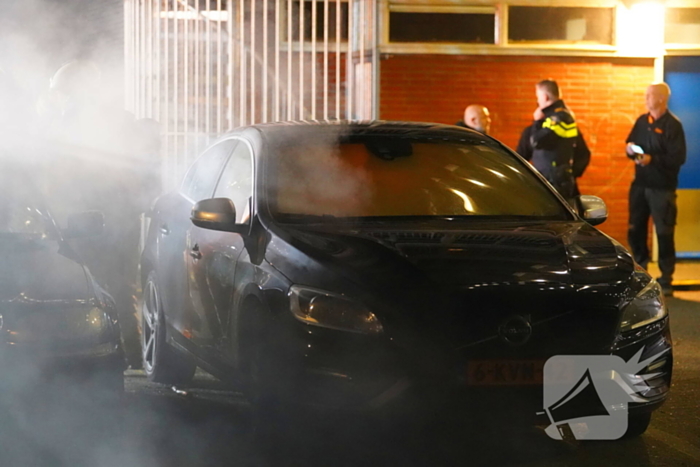 Auto vliegt in brand op parkeerplaats