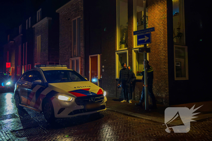 Politie treft vernield raam en inbrekerswerktuig aan