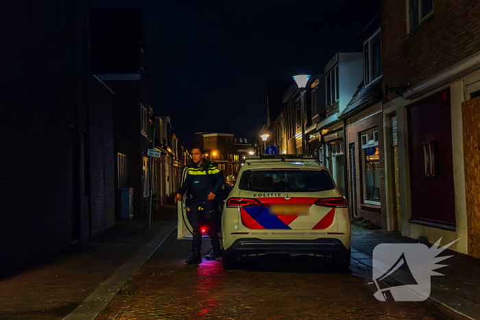 Politie treft vernield raam en inbrekerswerktuig aan