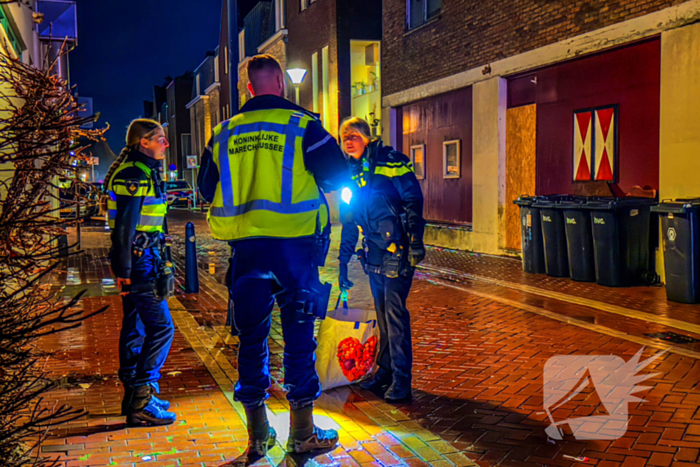 Politie treft vernield raam en inbrekerswerktuig aan