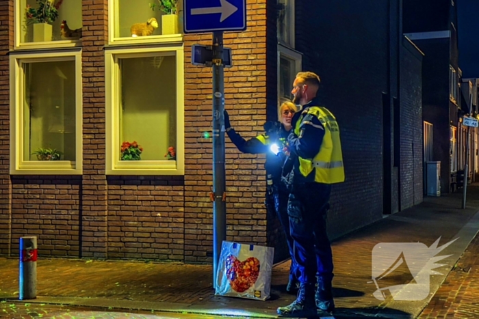 Politie treft vernield raam en inbrekerswerktuig aan