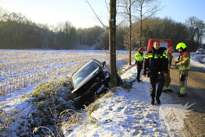 Meerdere automobilisten belanden in greppel door gladheid