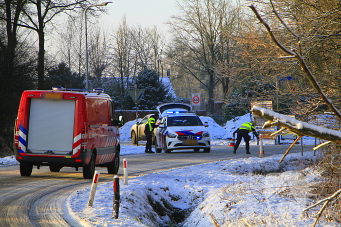 Meerdere automobilisten belanden in greppel door gladheid