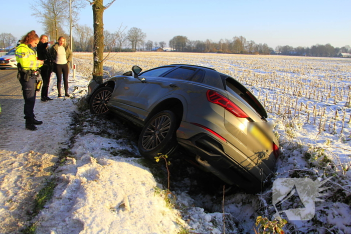 Meerdere automobilisten belanden in greppel door gladheid