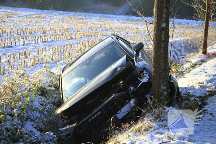 Meerdere automobilisten belanden in greppel door gladheid