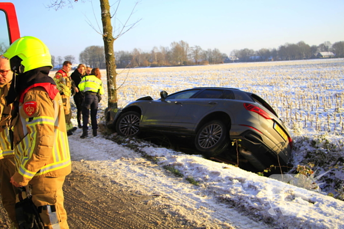 Meerdere automobilisten belanden in greppel door gladheid