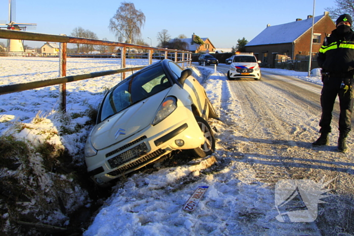 Meerdere automobilisten belanden in greppel door gladheid