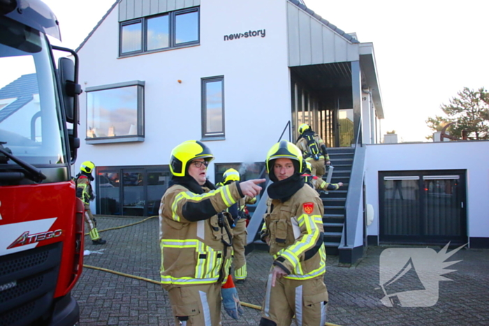 Veel rookontwikkeling bij brand in kantoorpand