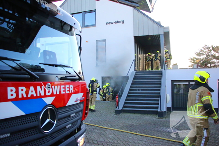 Veel rookontwikkeling bij brand in kantoorpand