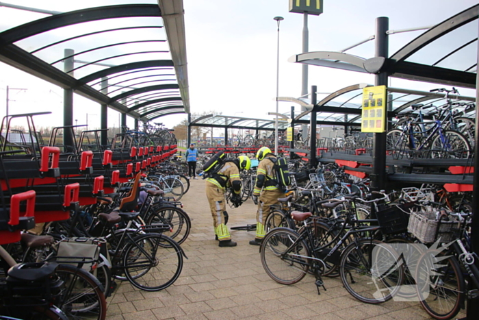 Elektrische fiets vat vlam in fietsenstalling