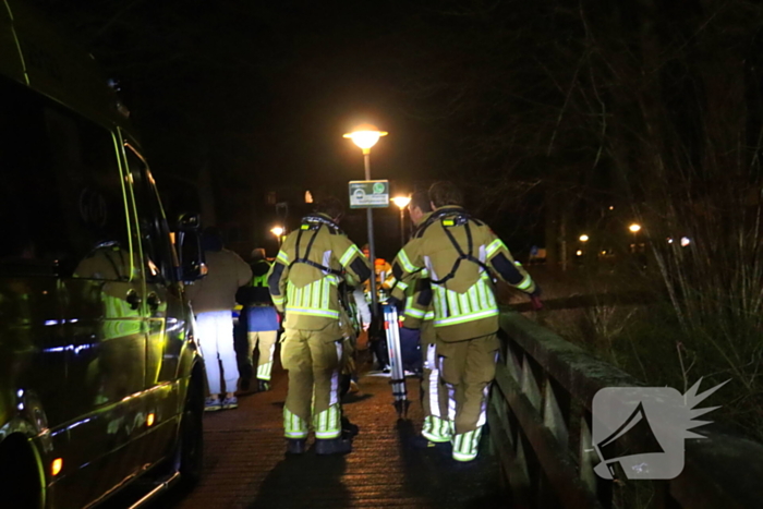 Hulpdiensten halen vrouw uit water