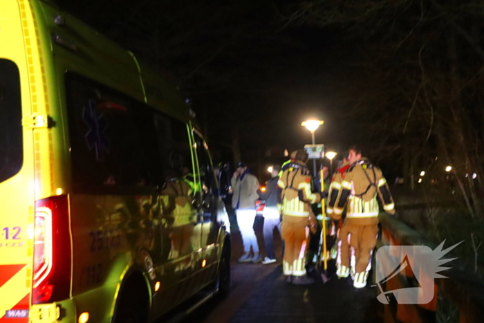 Hulpdiensten halen vrouw uit water