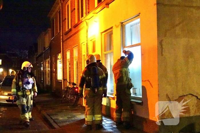 Brandalarm in woning, brandweer forceert deur