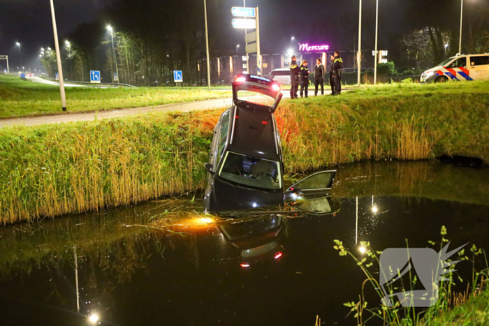 Automobilist vliegt uit de bocht en belandt in water