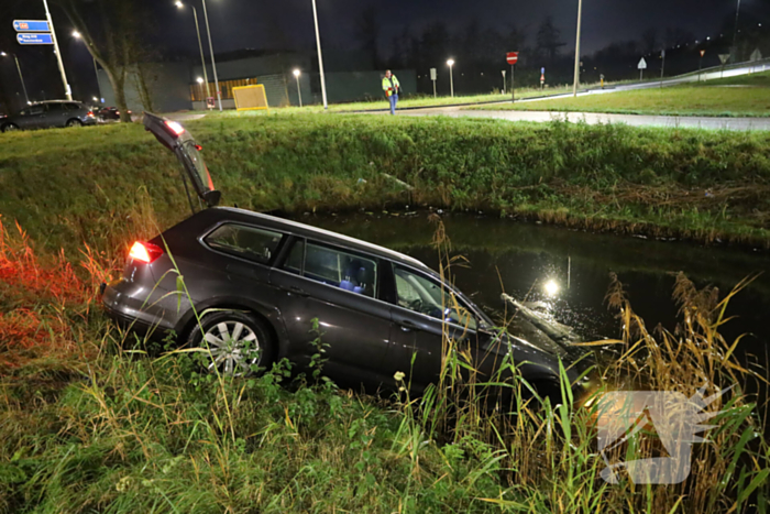 Automobilist vliegt uit de bocht en belandt in water