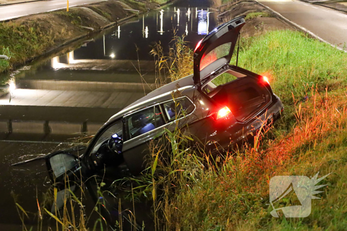 Automobilist vliegt uit de bocht en belandt in water