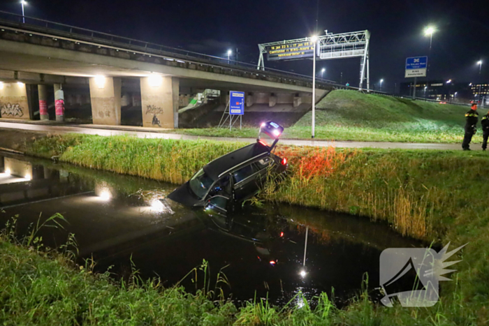 Automobilist vliegt uit de bocht en belandt in water