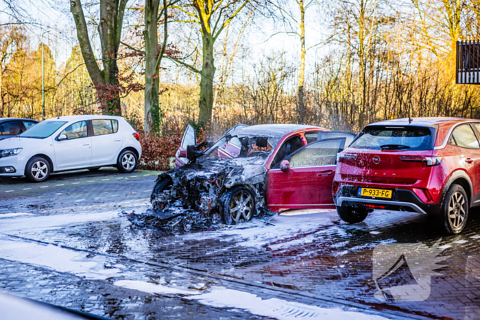 Personenwagen verwoest door brand