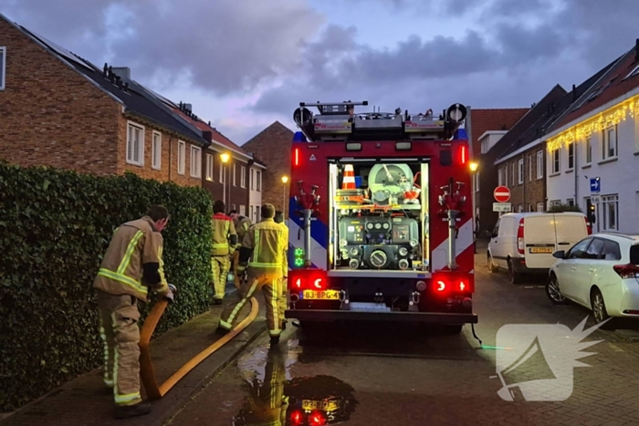 Brandweer dooft brand in ondergrondse vuilcontainer