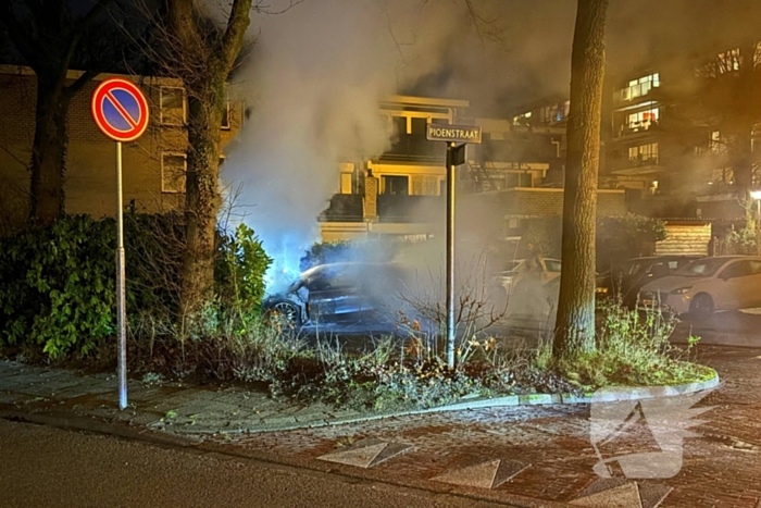 Geparkeerde auto verwoest door brand