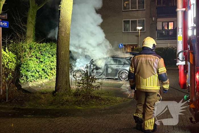 Geparkeerde auto verwoest door brand