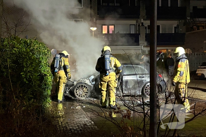 Geparkeerde auto verwoest door brand