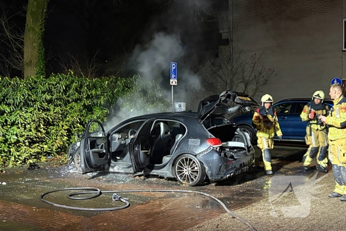 Geparkeerde auto verwoest door brand