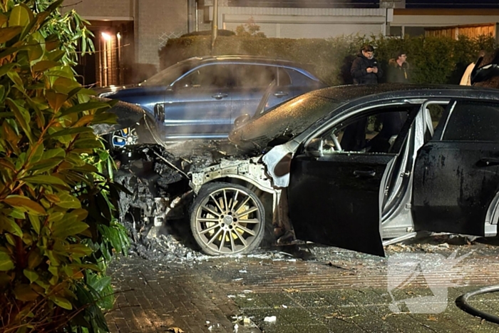 Geparkeerde auto verwoest door brand