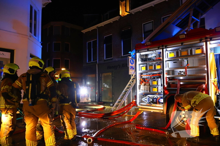 Brandweer ingezet voor grote brand in woning