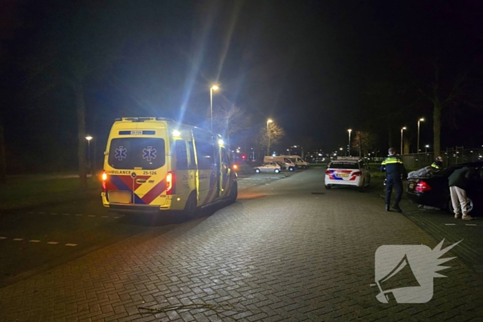 Auto botst tegen boom; bestuurder spoorloos