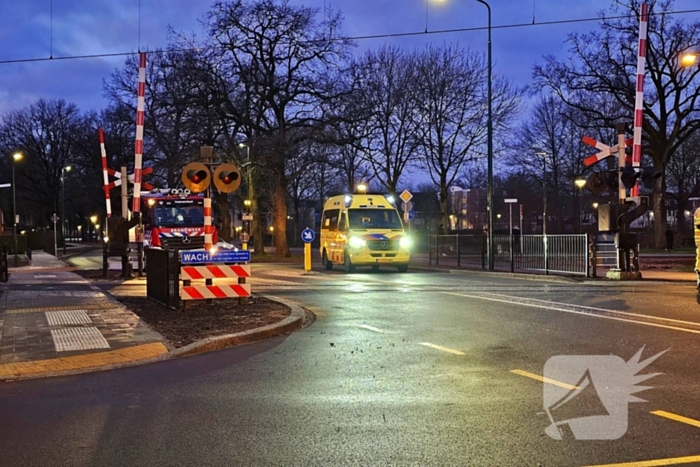 Passagierstrein en voertuig botsen op spoorwegovergang