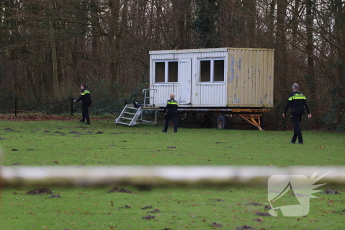 Politie zoekt voortvluchtige na inval