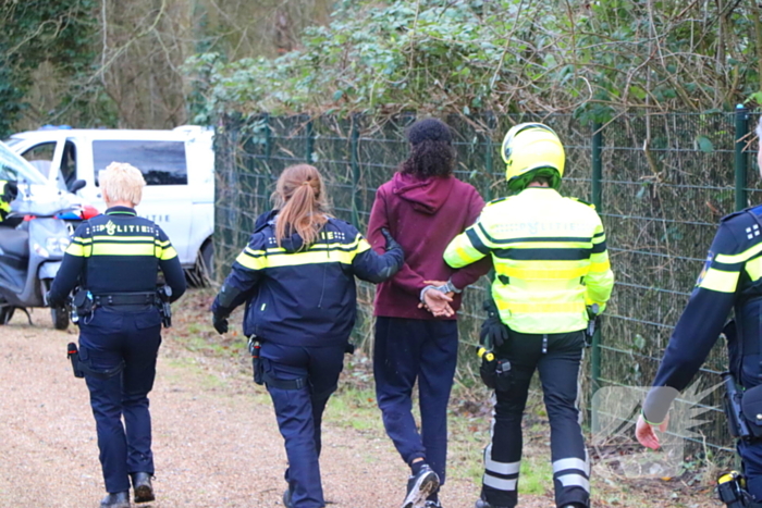 Politie zoekt voortvluchtige na inval