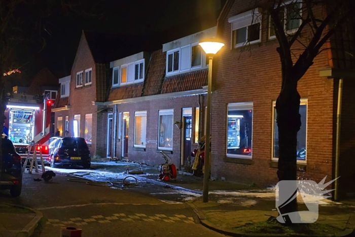 Brandweer blust brand in woning