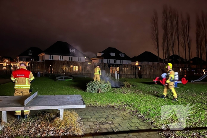 Brandweer dooft brandende kerstbomen