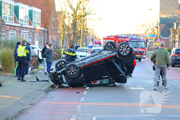 Automobilist klapt op lantaarnpaal en belandt op zijn kop