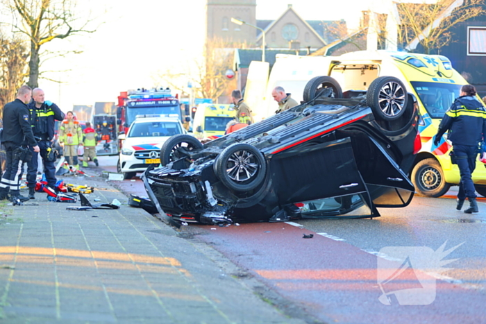 Automobilist klapt op lantaarnpaal en belandt op zijn kop