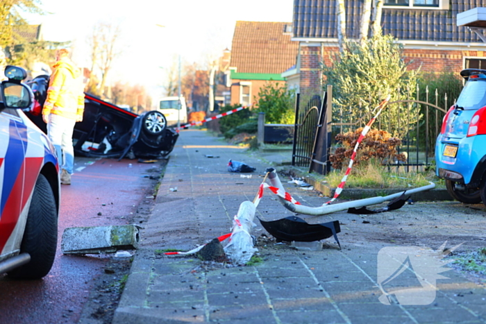 Automobilist klapt op lantaarnpaal en belandt op zijn kop