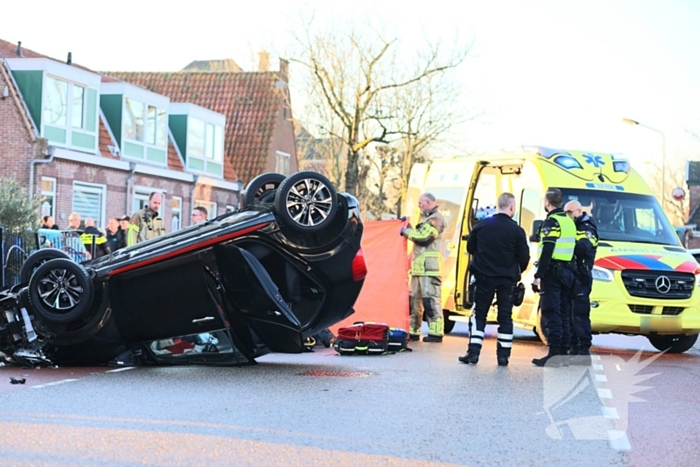 Automobilist klapt op lantaarnpaal en belandt op zijn kop