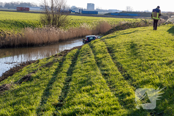 Automobilist verliest macht over het stuur en belandt in het water