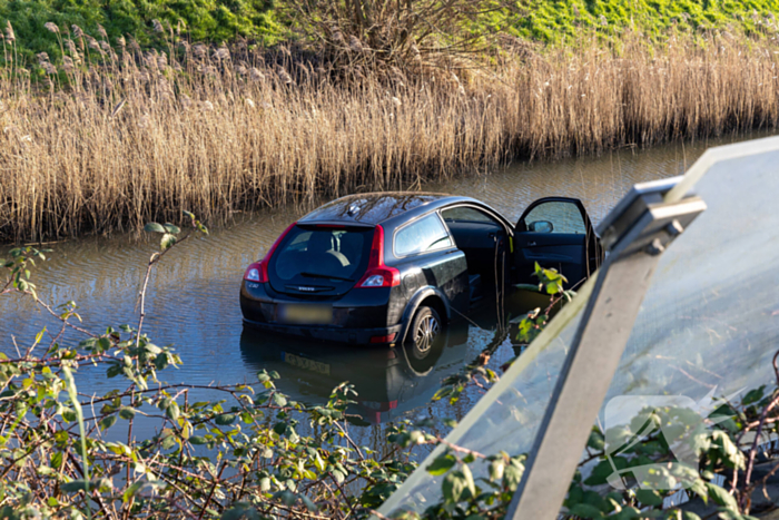 Automobilist verliest macht over het stuur en belandt in het water