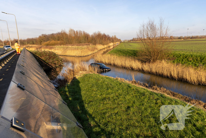 Automobilist verliest macht over het stuur en belandt in het water