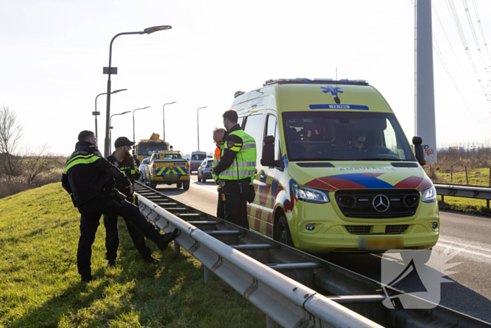 Automobilist verliest macht over het stuur en belandt in het water