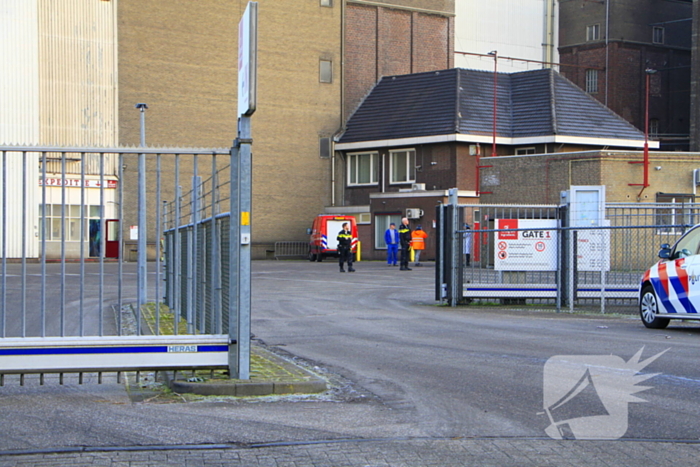 Brandweer blust brand in meelfabriek, gebouw ontruimd