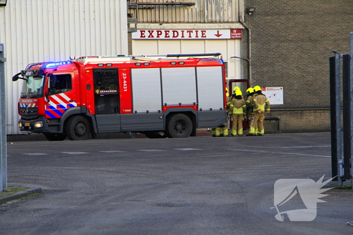 Brandweer blust brand in meelfabriek, gebouw ontruimd