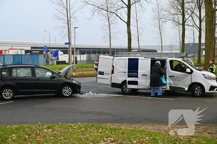 Bestelbus en personenauto botsen op elkaar