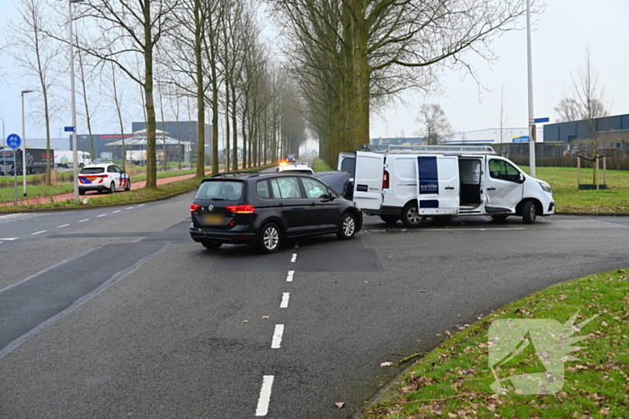 Bestelbus en personenauto botsen op elkaar