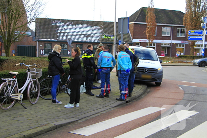 Twee fietsers botsen op elkaar op rotonde